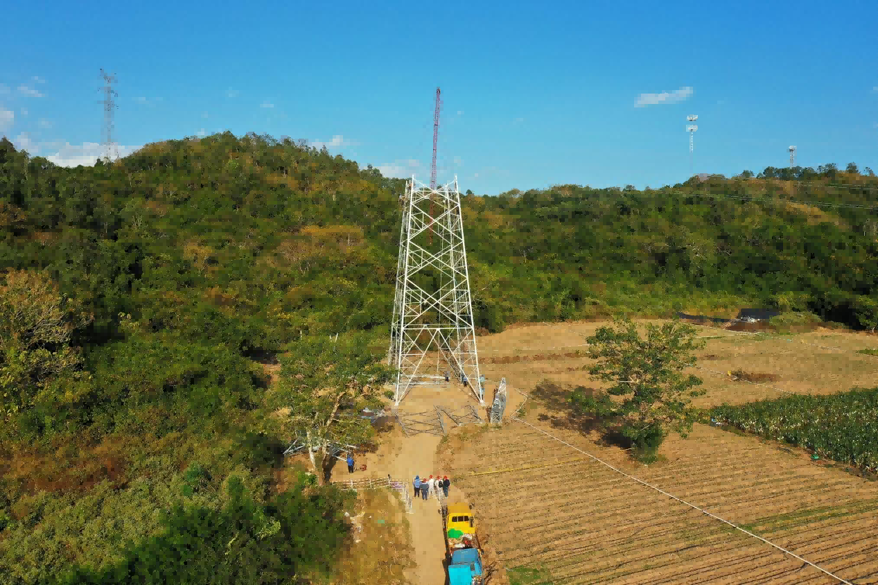 在三亚南山电厂至崖城220千伏线路新建工程项目现场，南方电网海南电网公司建设分公司组织施工人员开展组塔工作。王妍馨摄